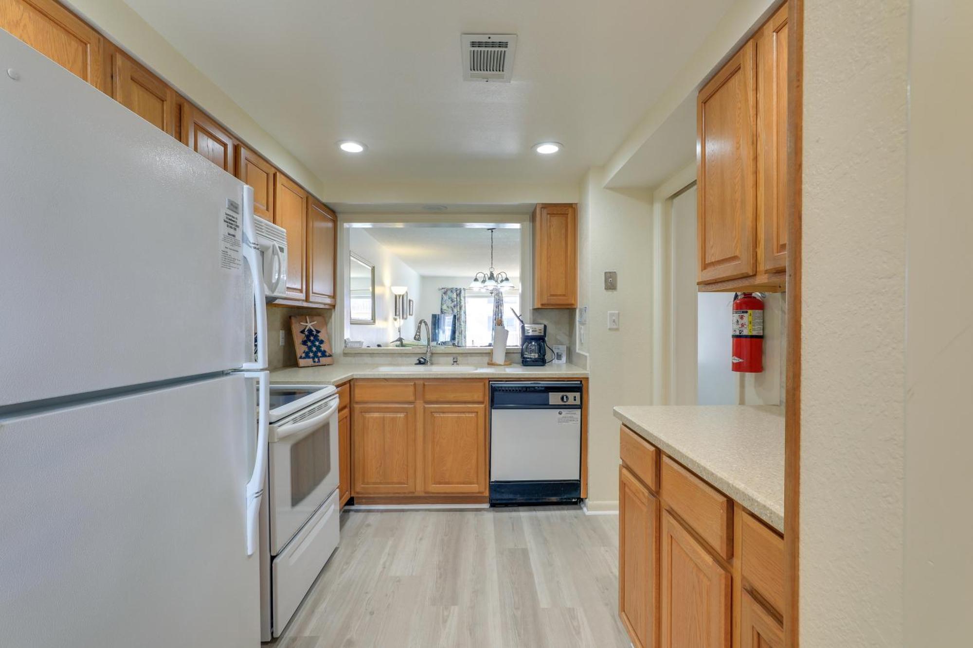 Central Cocoa Beach Condo With View, Steps To Beach! Exteriör bild