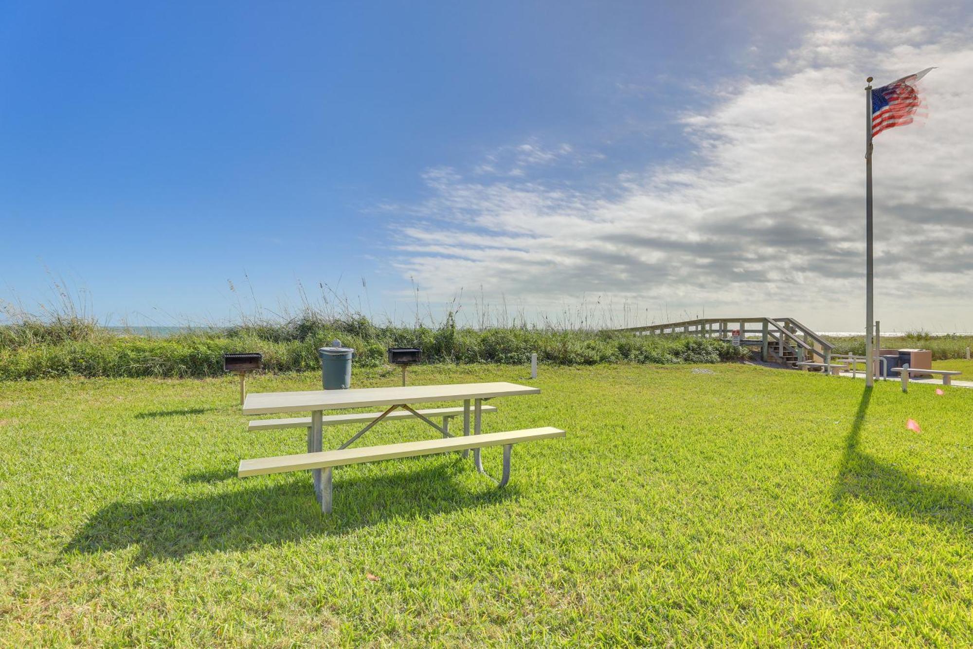 Central Cocoa Beach Condo With View, Steps To Beach! Exteriör bild