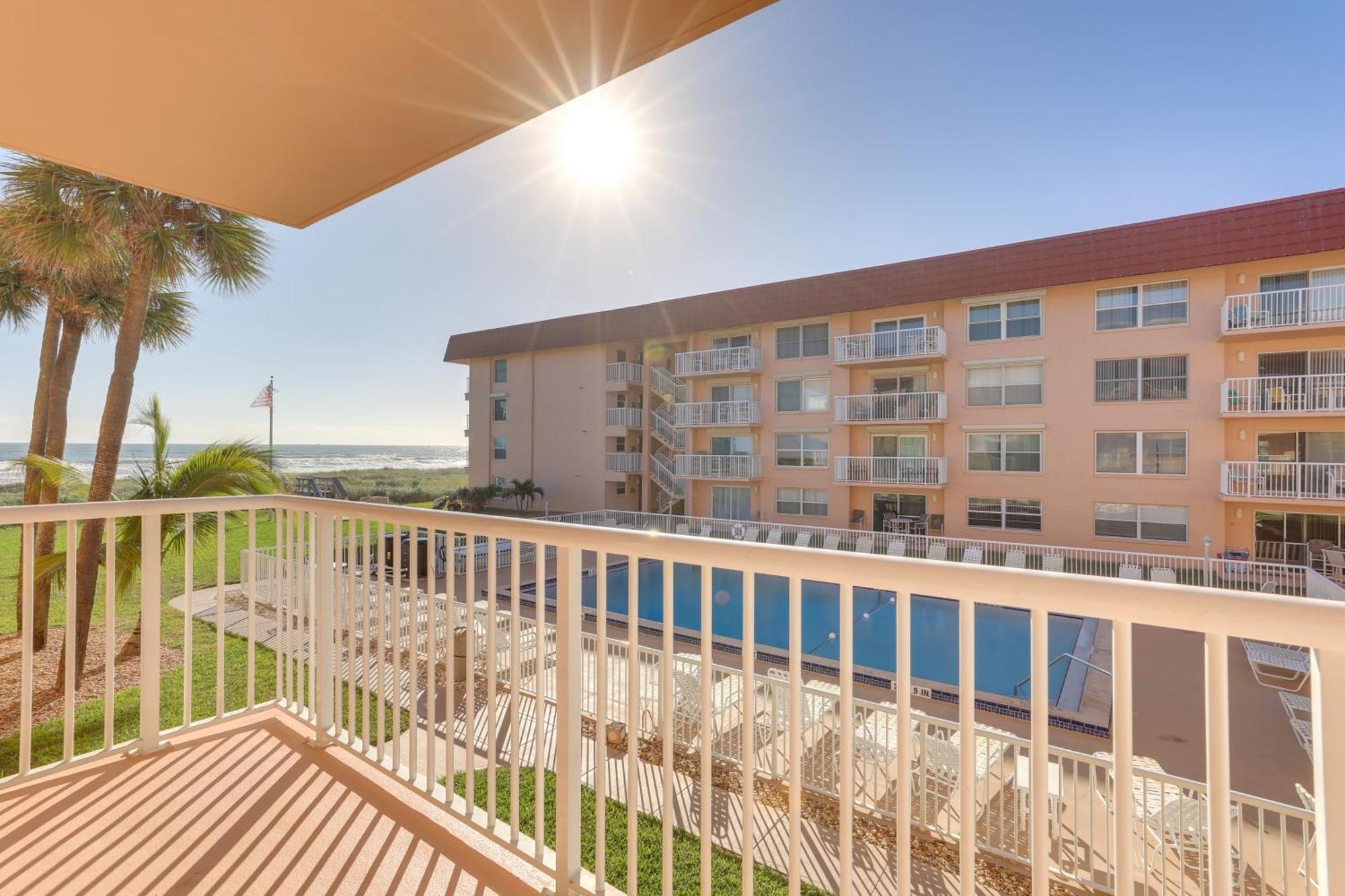 Central Cocoa Beach Condo With View, Steps To Beach! Exteriör bild